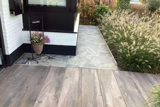 blauw grijze flagstone leggen in de tuin welk zetbedrijf heeft hier ervaring mee. hoveniers flagstone vakwerk invoegen flagstone
