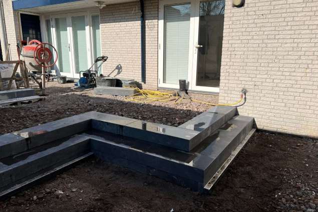 aanleg achtertuin Tilburg keramische tuintegels hovenier