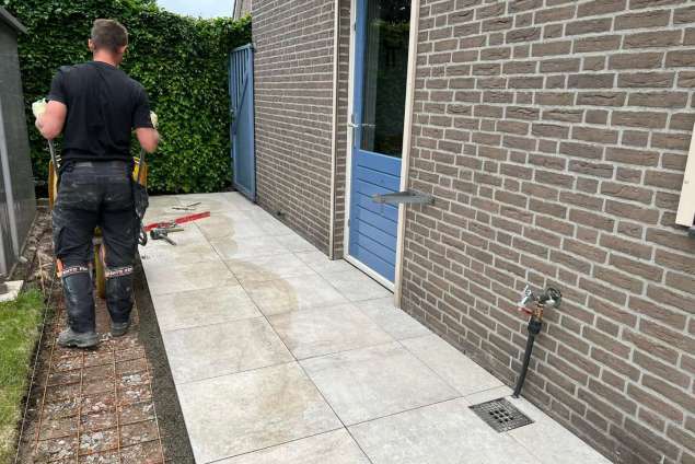 vlijmen keramische tuintegels leggen 60x60x2