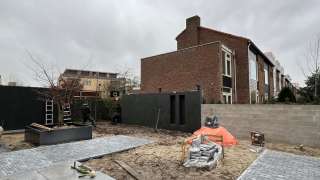 tuin aanleggen Amstelveen hoveniers bedrijf keramische tegels natuursteen klinkkers tuinontwerp aluminium planten bakken 