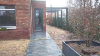 tuin aanleggen Amstelveen hoveniers bedrijf keramische tegels natuursteen klinkkers tuinontwerp aluminium planten bakken 