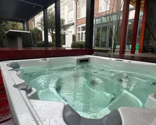 images/0000nieuws/2023/10-lunen-den-haag/moderne-tuin-aanleggen-breda-met-sauna-welness1-530x424-470