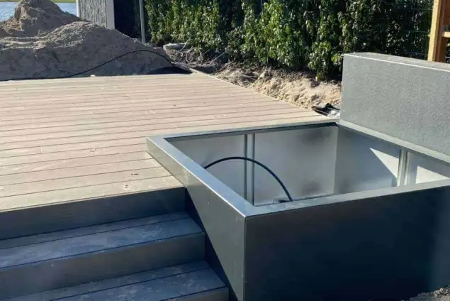 images/0000nieuws/luxom-wanden-strakke-tuinidee-witte-tuinmuur-plaatsen-adezz-planten-bakken-635x424-8d7
