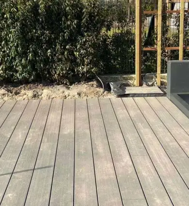 images/0000nieuws/luxom-wanden-strakke-tuinidee-witte-tuinmuur-plaatsen-vlonder-390x424-b73