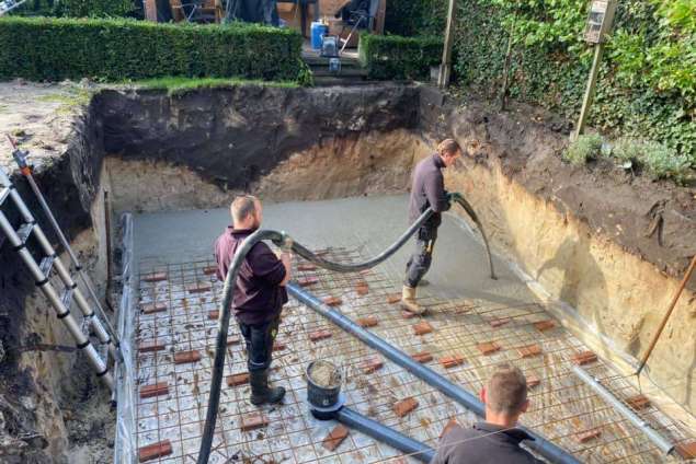 images/0000nieuws/zwemvijver-dorst/zwemvijver-aanleggen-wat-moet-je-weten-breda-storten-betonvloer-635x424-1ec