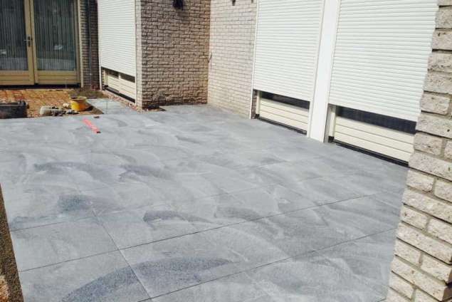 Keramische buitentegels leggen S graven moer