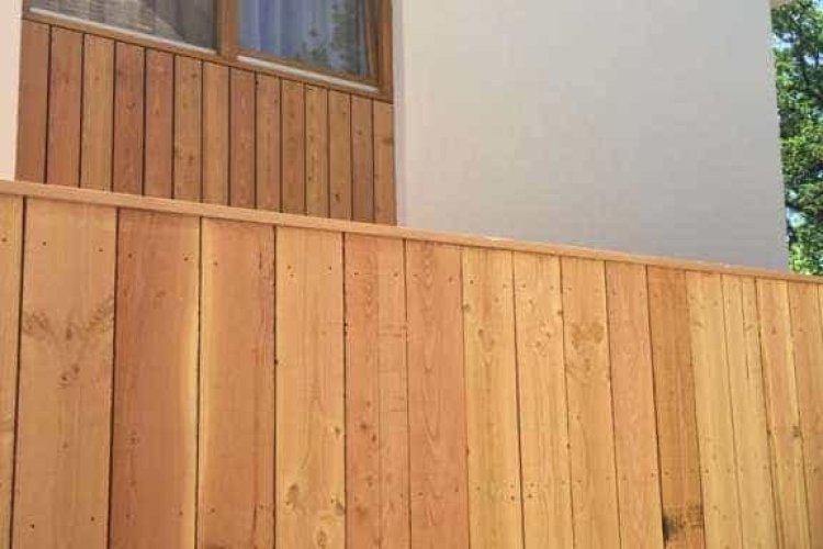 images/001-tuinaanleg-ettenleur/Douglas-schutting-zetten/Moderne-schutting-van-Douglas-planken-750x500-aea