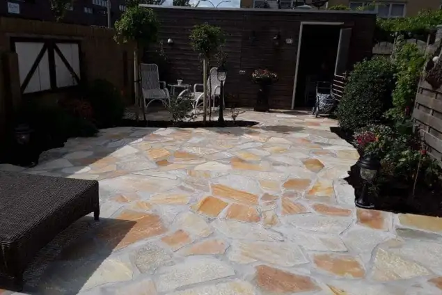 images/001-tuinaanleg-ettenleur/flagstonevloer/10-Flagstone-vloer-buiten-leggen-Vught-635x424-cee