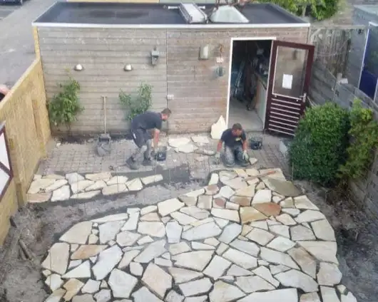 images/001-tuinaanleg-ettenleur/flagstonevloer/4-flagstone-buiten-leggen-welke-vakman-530x424-274