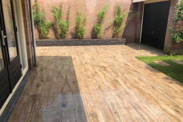 Keramische tegels leggen houtlook