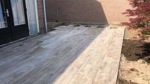 Keramische tegels leggen houtlook