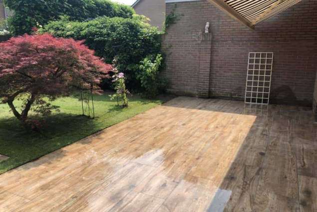Keramische tegels leggen houtlook