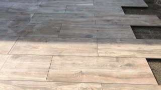 Keramische tegels leggen houtlook