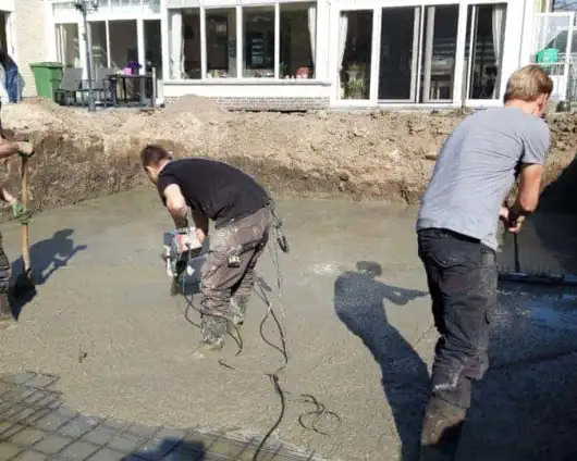 images/001-tuinaanleg-ettenleur/koivijver/welke-vakman-maakt-koivijvers-530x424-b5b