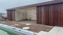 images/001-tuinaanleg-ettenleur/rene-molenaar/keramische-tegels-leggen-poolhouse-zwembad-hoveniersbedrijf--poolhouse-maken-bij-zwembad-overkapping-Tilburg-breda-210x119-577