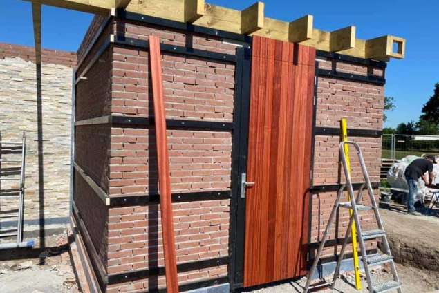 keramische tegels leggen poolhouse zwembad hoveniersbedrijf  poolhouse maken bij zwembad overkapping Tilburg