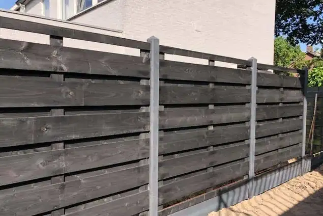 images/001-tuinaanleg-ettenleur/schutting-van-douglas-planken/plaatsen-van-douglas-schutting-zwarte-kleur-Tilburg-635x424-148