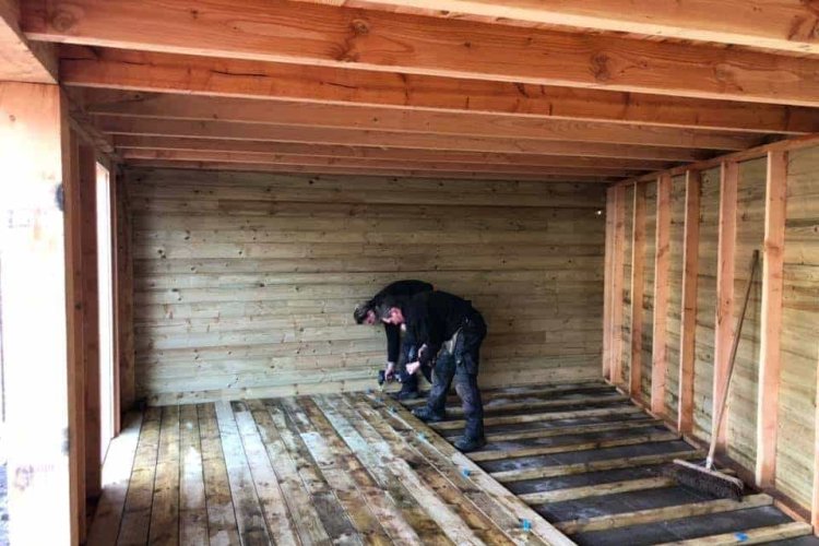 images/001-tuinaanleg-ettenleur/tuinschuur-oss/leggen-van-een-vloer-in-tuinschuur-maatwerk-750x500-7f4