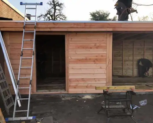 images/001-tuinaanleg-ettenleur/tuinschuur-oss/maatwerk-tuinschuur-potdeksel-planken-530x424-166