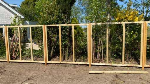 images/001-tuinaanleg-ettenleur/zweeds--potdeksel-planken-schutting/zweeds-rabat--douglashout-schutting-Vugt-Utrecht-510x287-d01