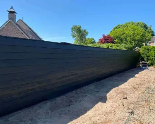images/001-tuinaanleg-ettenleur/zweeds-potdekselplanken/zweedse-potdekselplanken-2x-zwart-gespoten-eindhoven-tilburg-Breda-(2)-530x424-72c