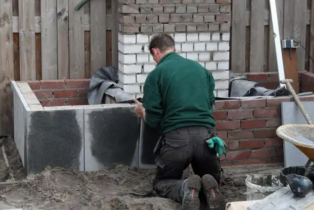 images/005loon op zand/plaatsen natuursteen op een muur maken van een strakke waterbak tilburg eindhoven vught hilvarenbeek-635x424-e48