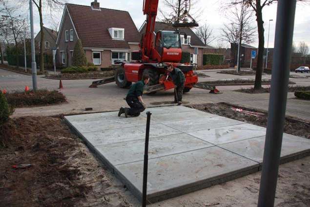 leeg ruimen achtertuin voor renovatie van de achtertuin en voortuin, in Goirle. Wij leggen de tuin aan volgens een tuinontwerp. tuin aanleggen in Goirle door A van Spelde hoveniers 