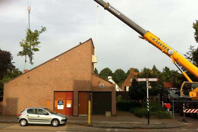 leegruimen achtertuin van groen met een telescoopkraan. afvoeren van groenafval in sint michelsgestel