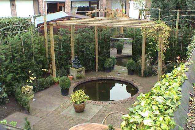 geabkken klinkkers met spiegel op de achtergrond en leiplanten voor de inkijk