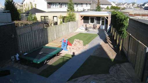 -Leggen terras circa 75/80 m2 volgens tuinontwerp met hergebruik van gebakken stenen onder de tegels komt 5 cm stabilisatie te liggen 5 cm. Incl. afvoegen terras en leveren 4 kub zand 15 zakken trascement en 3 emmers vaste voeg.
