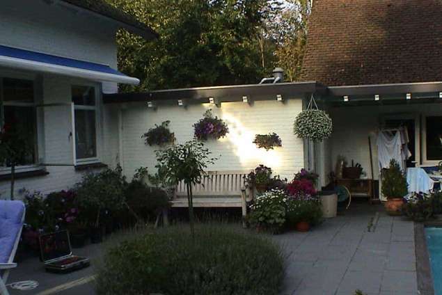 terras van 40*40 tegels met diverse potten met zomergoed