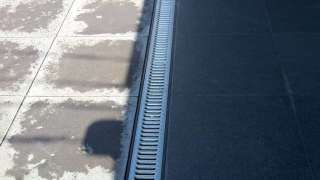 afwateringsgoot met stalen deksel schellevis tegels 60x60 met combinatie van bestaand terras serre onder het straat werk zit mnimaal 15 cm zand  afwateringsgoot met stalen deksel schellevis tegels 60x60 met combinatie van bestaand terras serre onder het straat werk zit mnimaal 15 cm zand