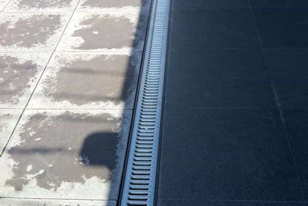 afwateringsgoot met stalen deksel schellevis tegels 60x60 met combinatie van bestaand terras serre onder het straat werk zit mnimaal 15 cm zand  afwateringsgoot met stalen deksel schellevis tegels 60x60 met combinatie van bestaand terras serre onder het straat werk zit mnimaal 15 cm zand