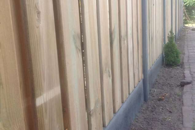 betonschutting met betonpalen en betonnen onderplaat in een standaard grenen scherm 180x180 19 planks Tilburg Eindhoven Breda Waalwijk 